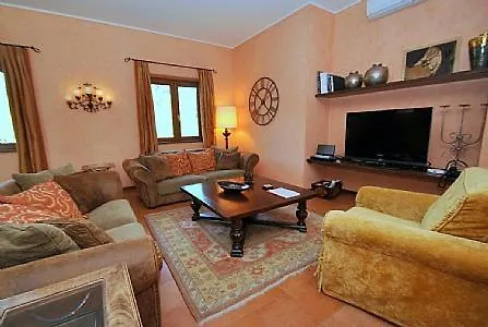 Sleeps 8 Pool Air Con Wifi * Lesa